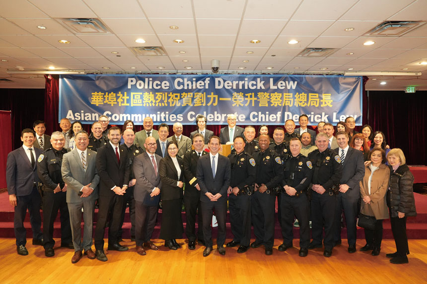 市長羅偉、警察局長劉力一與執法部門高層合影。記者黃偉江攝