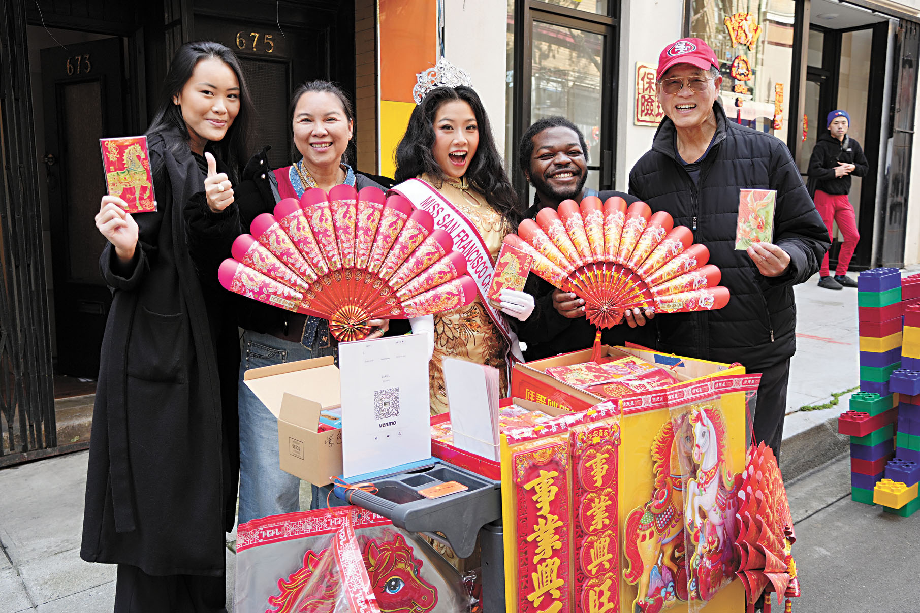 迎接新春紅紅火火、興旺發達的賀年揮春與鴻運扇。記者黃偉江攝