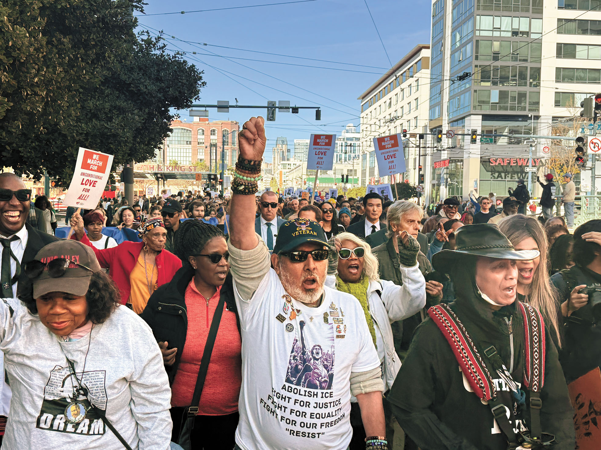 紀念馬丁路德金遊行現場，有民眾穿著印有「廢掉ICE」等標語的T恤。 記者陳程威攝