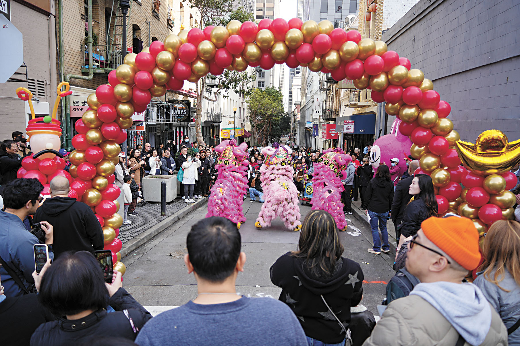 瑞獅起舞最吸引遊客。記者黃偉江攝