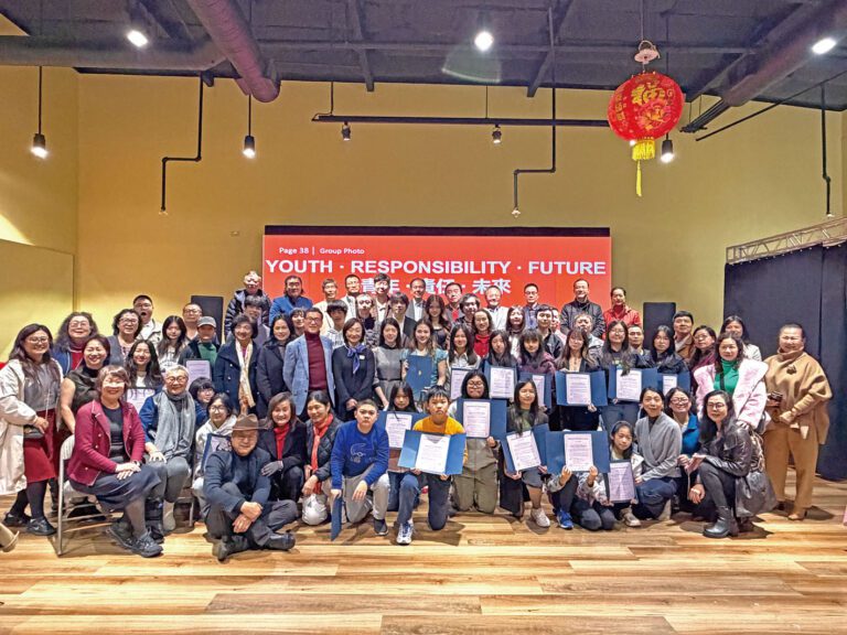 僑路基金會第八屆元旦茶話會，華裔民選官員、社區領袖與青年學子合影留念，青年代表手持參與證書。記者蘇婕雅攝