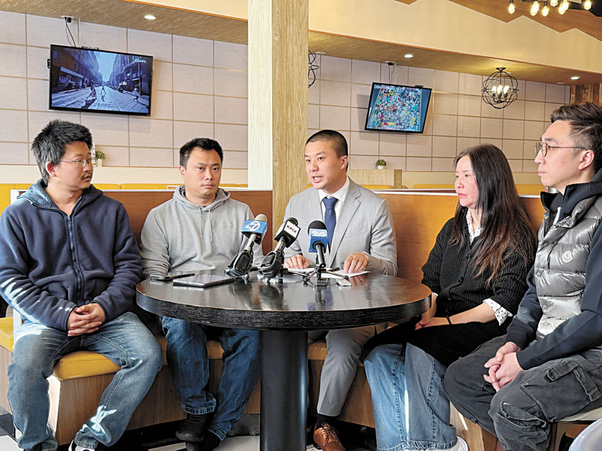 市參事王兆倫（中）召開記者會，與多名區內商戶會面，討論大公路關閉及19大道施工對西區交通與社區經濟的影響。記者蘇婕雅攝