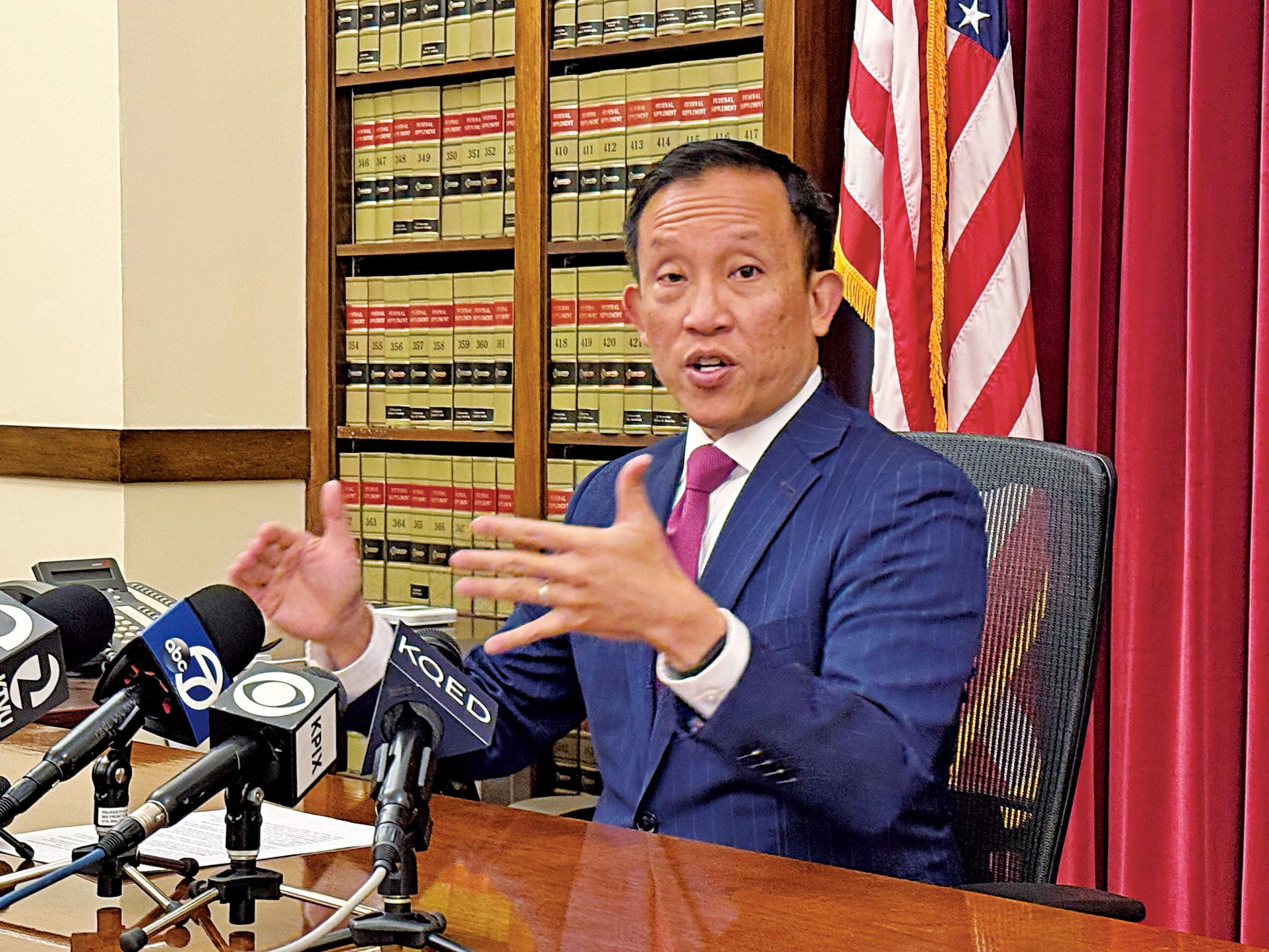 邱信福回顧過去一年對抗聯邦政府的法律行動。 記者陳程威攝