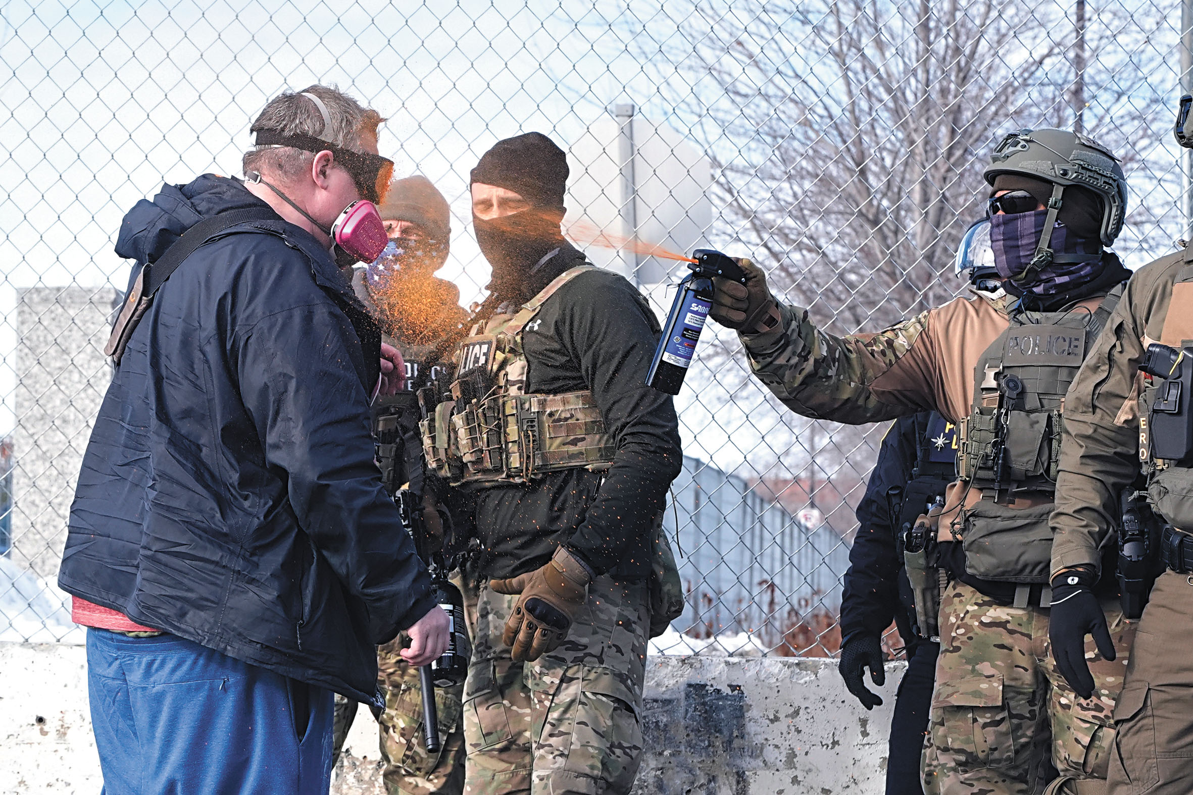 聯邦移民執法人員向明州示威者噴胡椒霧。美聯社資料圖片