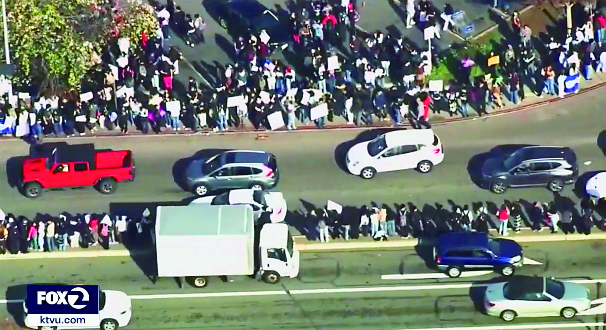 東灣多所高中的學生周三集體罷課抗議ICE。KTVU電視畫面