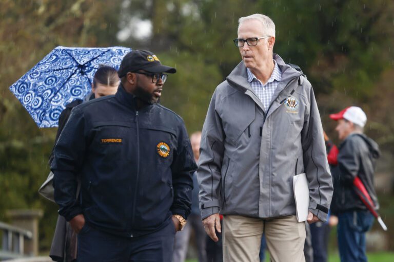 代表聖拉斐的民主黨國會眾議員霍夫曼（右）在麥林縣南部康蒂麥地拉（Corte Madera）了解災情，聽取麥林縣緊急事務局局長介紹。Jessica Christian/三藩市紀事報/美聯社