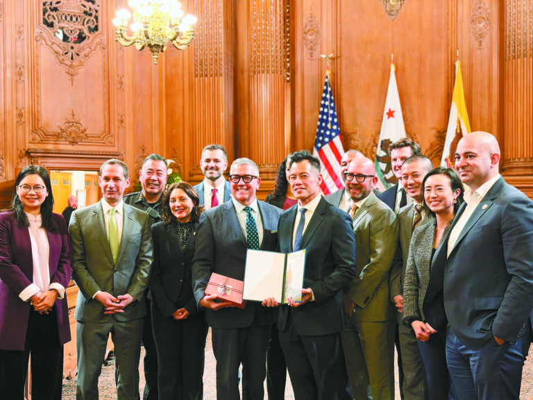 市參事會表彰葉培恩（前右五），市長羅偉（左二）出席合影。三藩市警察局