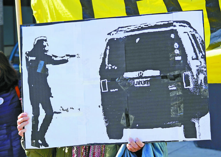 ICE在明尼阿波利斯開槍致女子死亡的畫面成為最直白的抗爭。記者黃偉江攝