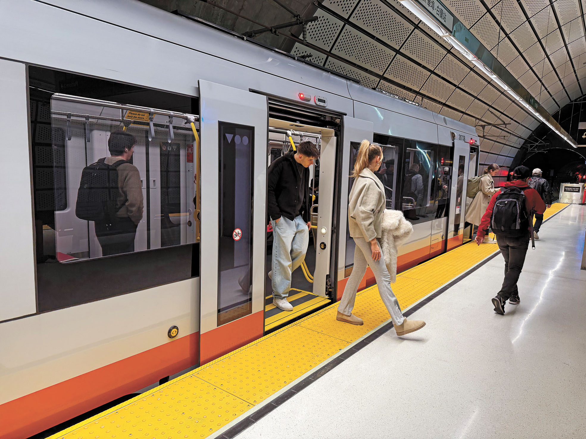 乘客在中央地鐵華埠—白蘭站下車。記者陳程威攝