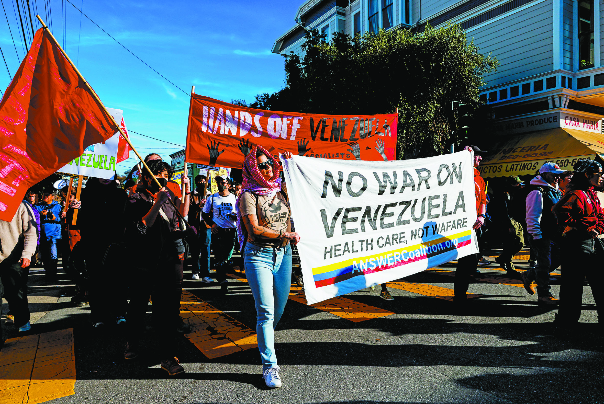 民眾在米慎區遊行，批評特朗普政府對委內瑞拉軍事行動。Yalonda M. James/三藩市紀事報/美聯社