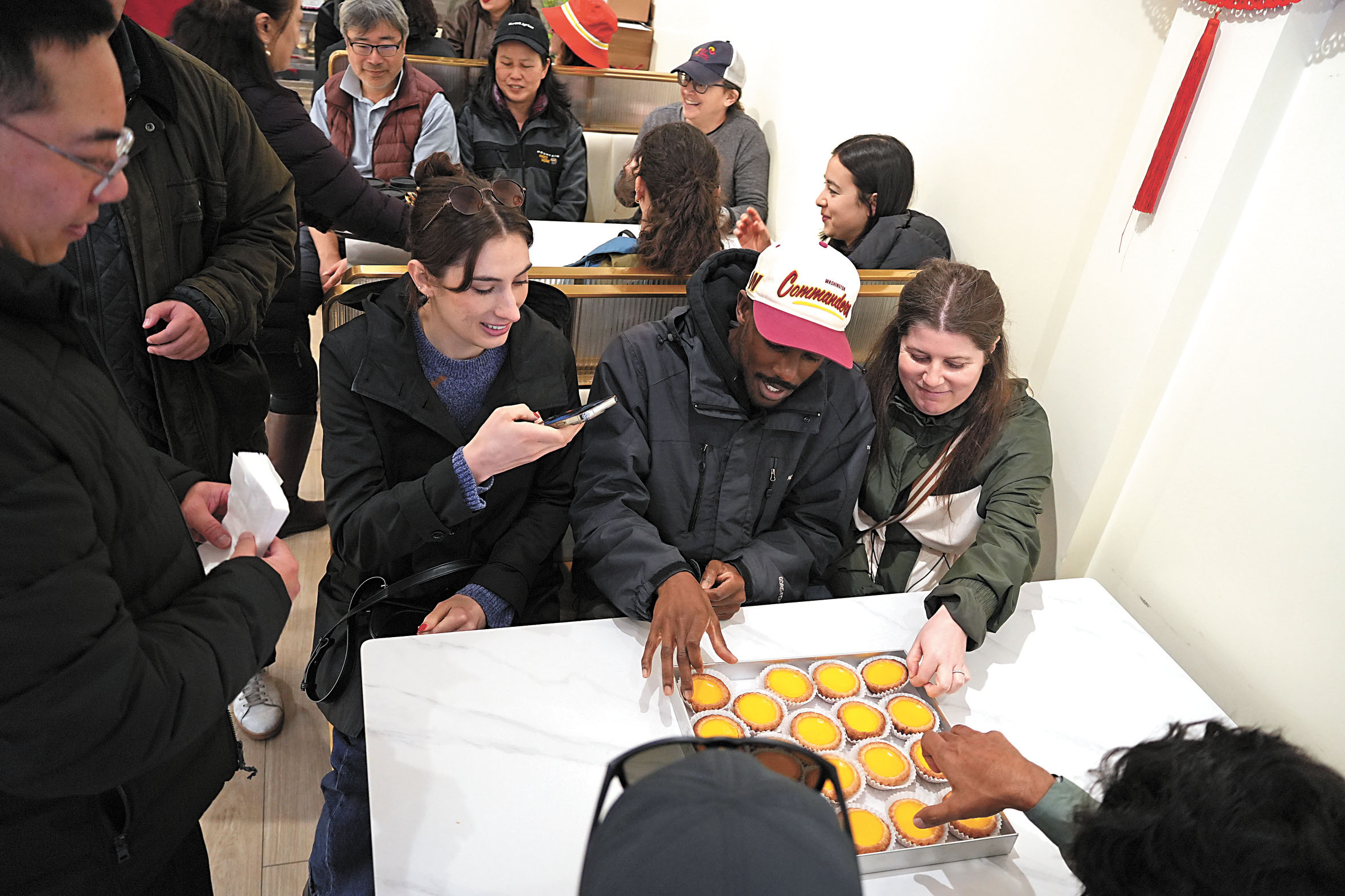 遊客品嘗免費華埠美食。記者黃偉江攝