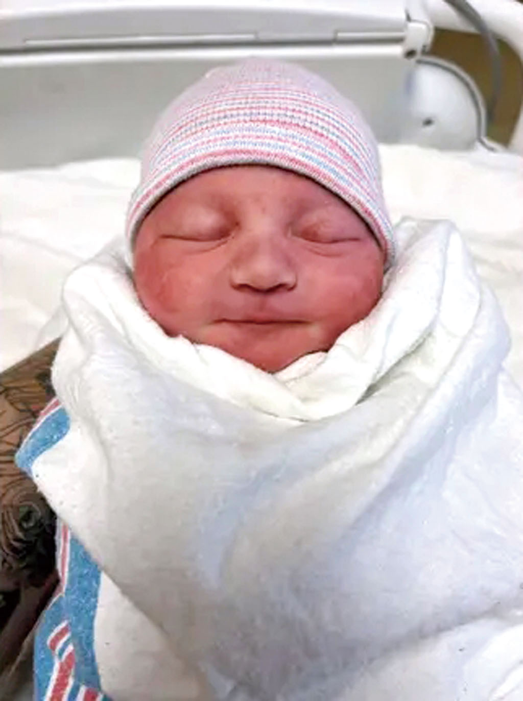 12時07分在東灣聖利安住凱薩醫院誕生的Raelynn James。凱薩醫院