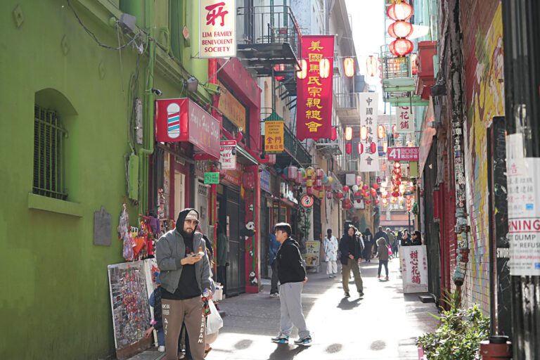 張燈結彩的舊呂宋巷不長且窄，卻已成了網紅打卡的必遊之地。記者黃偉江攝