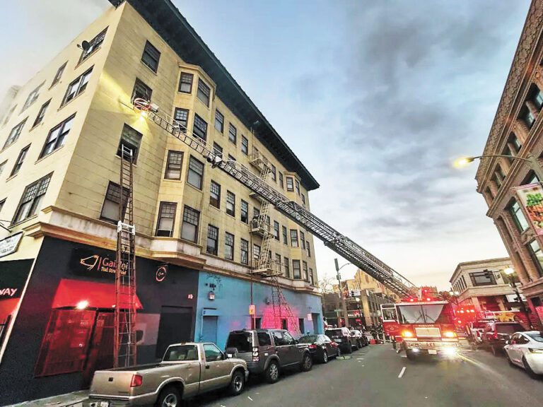 消防員在火警現場灌救。屋崙消防局