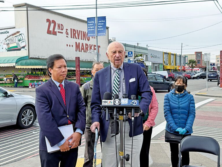 前市參事、退休高等法院法官科普（中）將代表受停電影響的商戶及居民對太平洋煤電提起訴訟，日落區居民、請願發起人之一李志威（左）與社區代表參與記者會。記者蘇婕雅攝