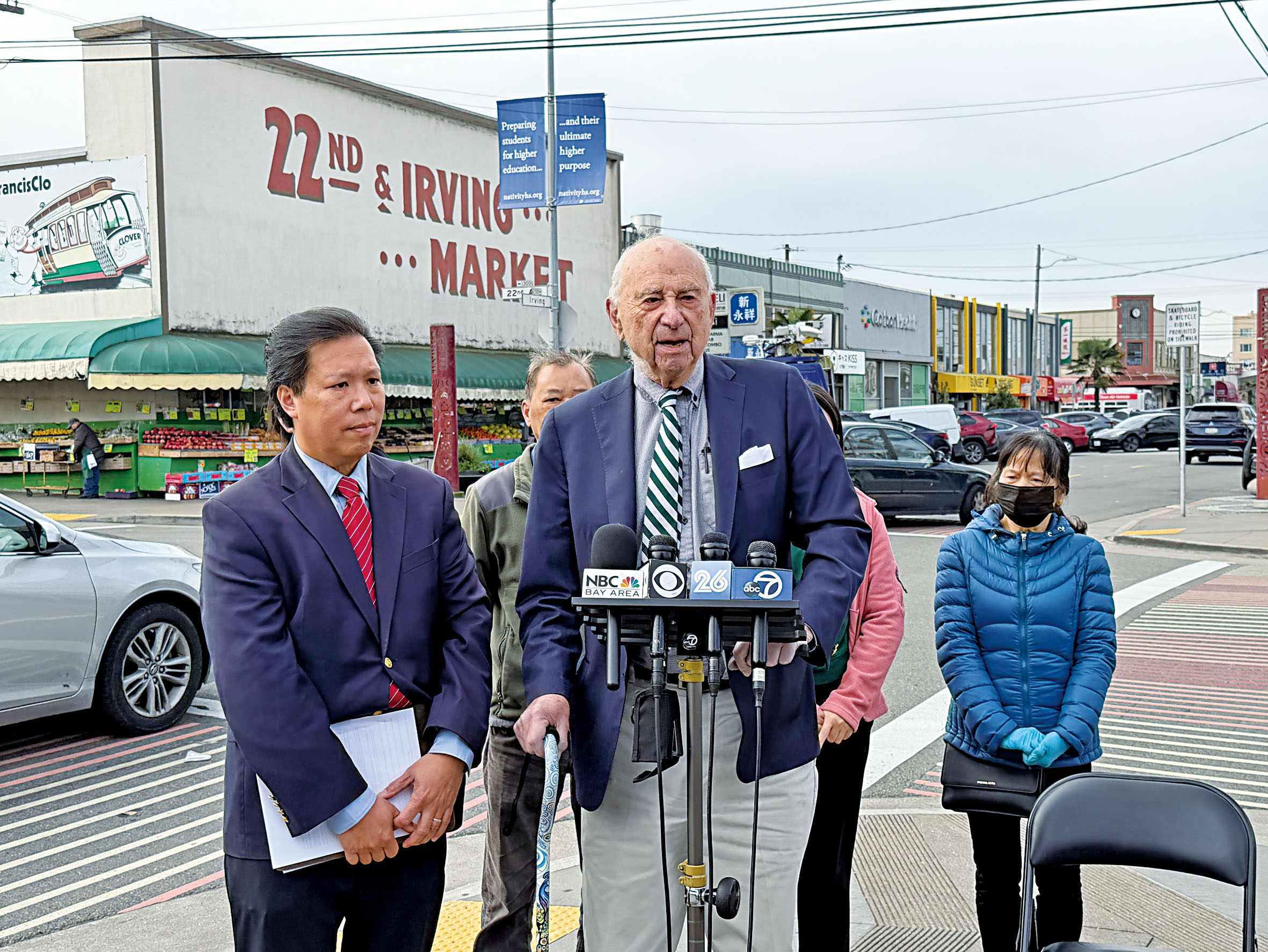 前市參事、退休高等法院法官科普（中）將代表受停電影響的商戶及居民對太平洋煤電提起訴訟，日落區居民、請願發起人之一李志威（左）與社區代表參與記者會。記者蘇婕雅攝