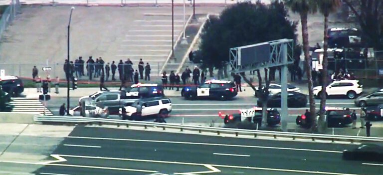 聖荷西市中心發生槍擊案，一名涉多宗持槍圖搶警車的嫌犯被警察擊斃。KTVU電視畫面