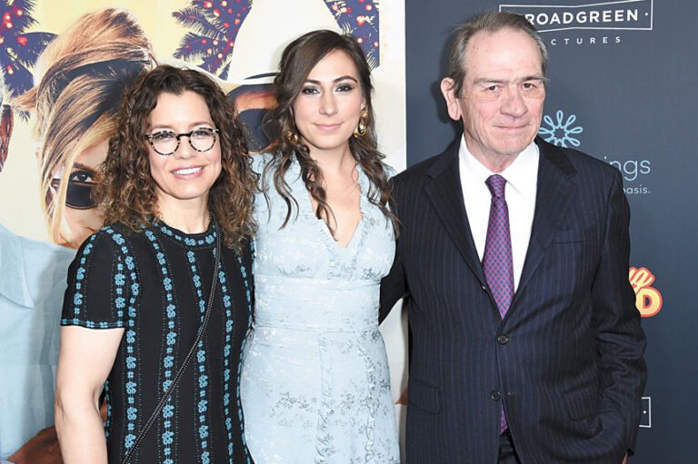 維多莉亞．鍾斯（Victoria Kafka Jones圖中間）與父親湯美．李．鍾斯（右）此前出席活動。Richard Shotwell/Invision/美聯社資料圖