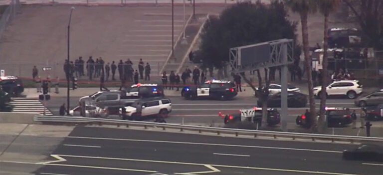 聖荷西市中心周三發生警匪槍戰。KTVU電視畫面