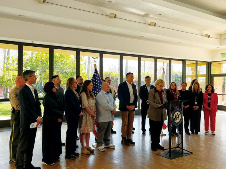 加州第18區國會眾議員（Zoe Lofgren）主持發佈會。記者王蔚攝