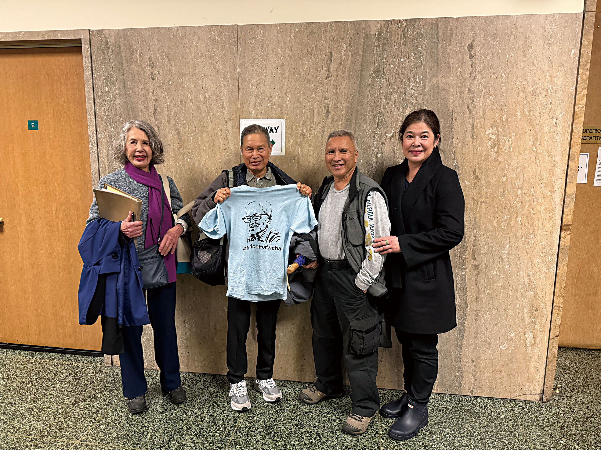 蒙塔努斯（右一）與亞裔社區支持者於庭審期間在法庭外留影。記者陳程威攝