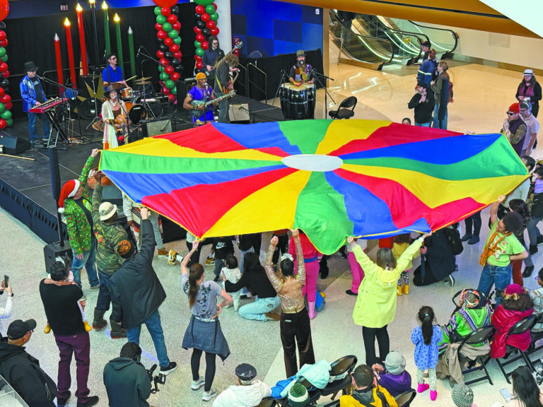 親子互動活動現場氣氛熱絡，家長與孩童一同參與遊戲。記者陳程威攝