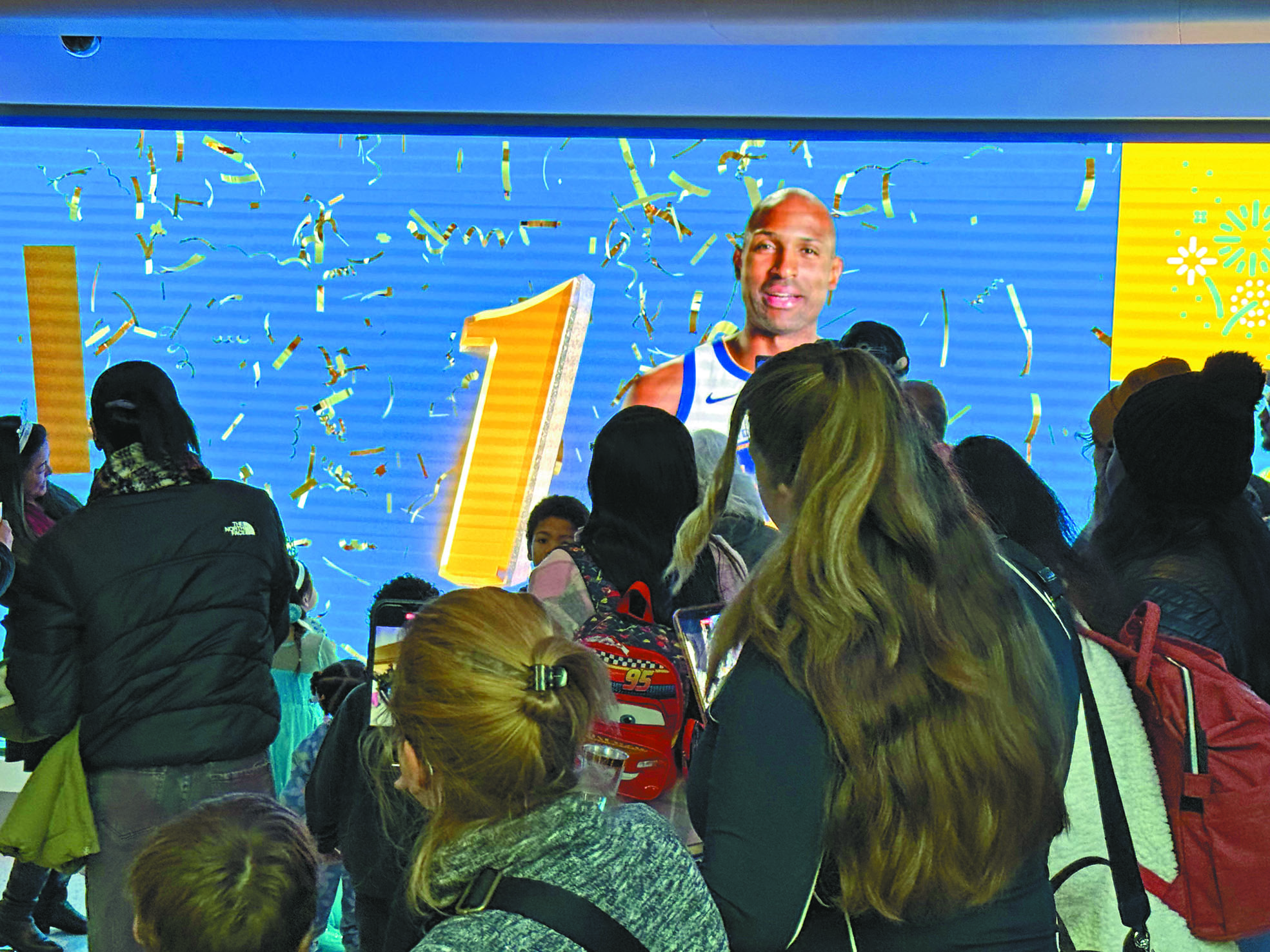 活動於中午11時59分，民眾在金州勇士球星賀福的影像前舉行倒數提前迎接新年。記者陳程威攝