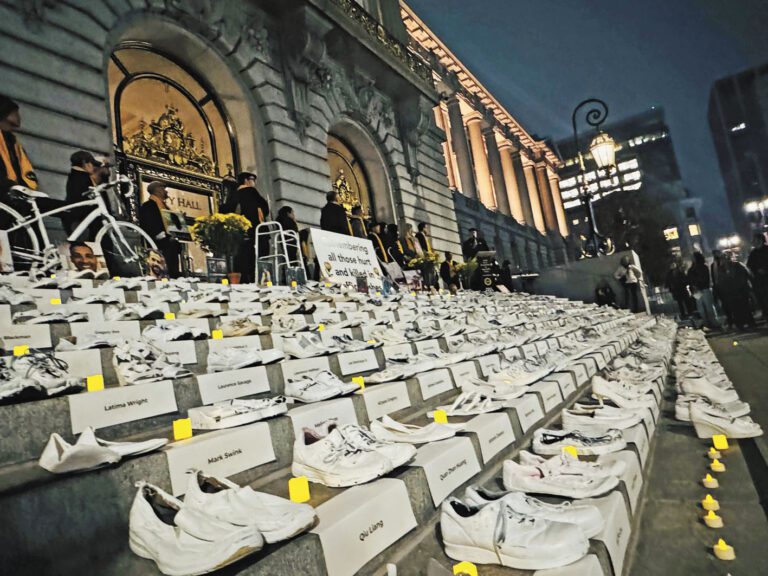 三藩市2025年交通死亡人數明顯減少，但仍未達到「零死亡」願景，圖為推動改善道路安全組織去年為命喪車輪下的死者舉行追思儀式。本報資料圖片，記者蘇婕雅攝