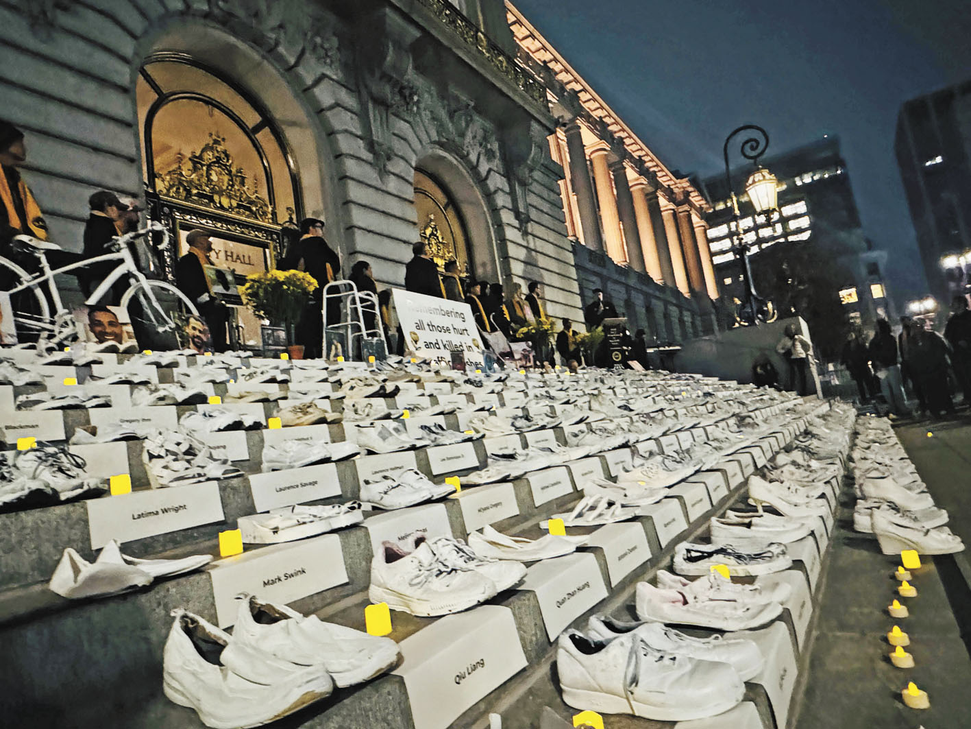 三藩市2025年交通死亡人數明顯減少，但仍未達到「零死亡」願景，圖為推動改善道路安全組織去年為命喪車輪下的死者舉行追思儀式。本報資料圖片，記者蘇婕雅攝