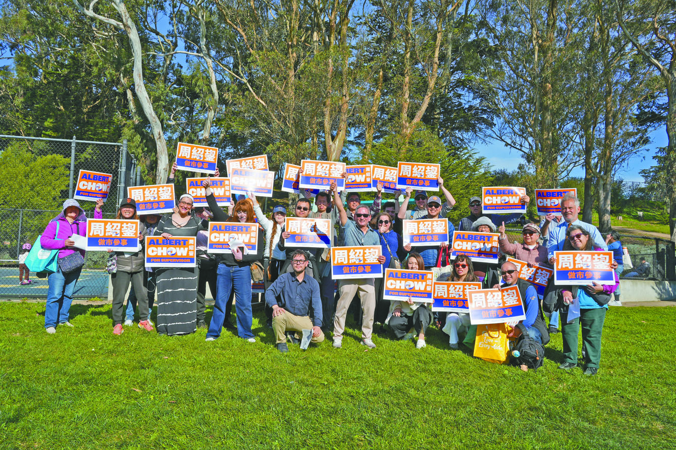 周紹鋆（前右四）啟動參選第四區市參事，與競選團隊及支持者合照。記者黃偉江攝