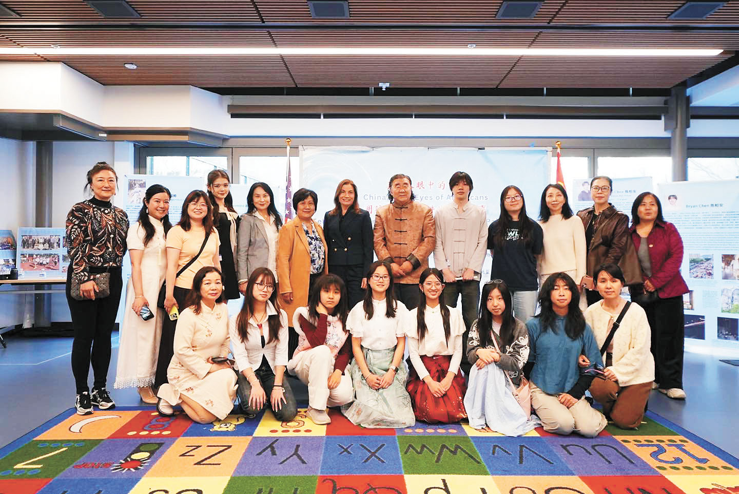 部分參展學生及其家長與出席開幕式的嘉賓。主辦方提供