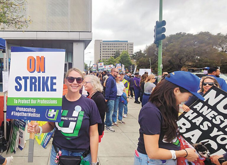 去年9月凱薩醫療旗下屋崙醫院罷工一天，大批護士及醫護人員舉牌示威。灣區城市新聞社