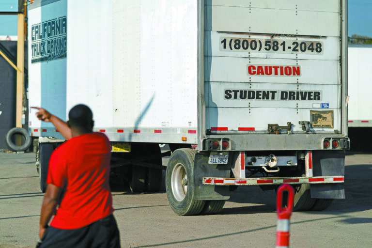 加州車管局延後取消移民貨車司機商業駕照。美聯社資料圖片