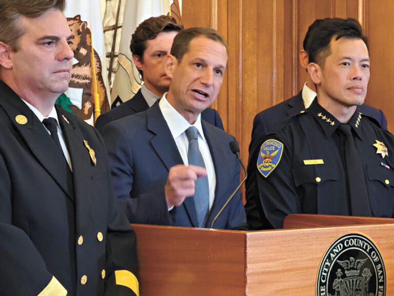 去年10月羅偉在新聞發佈會上談與特朗普通話內容。本報資料圖