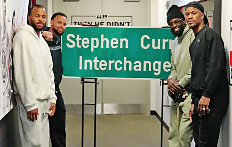 庫里（左二）和多名勇士隊隊友在以他名字命名的高速公路出口路牌合影。金州勇士隊