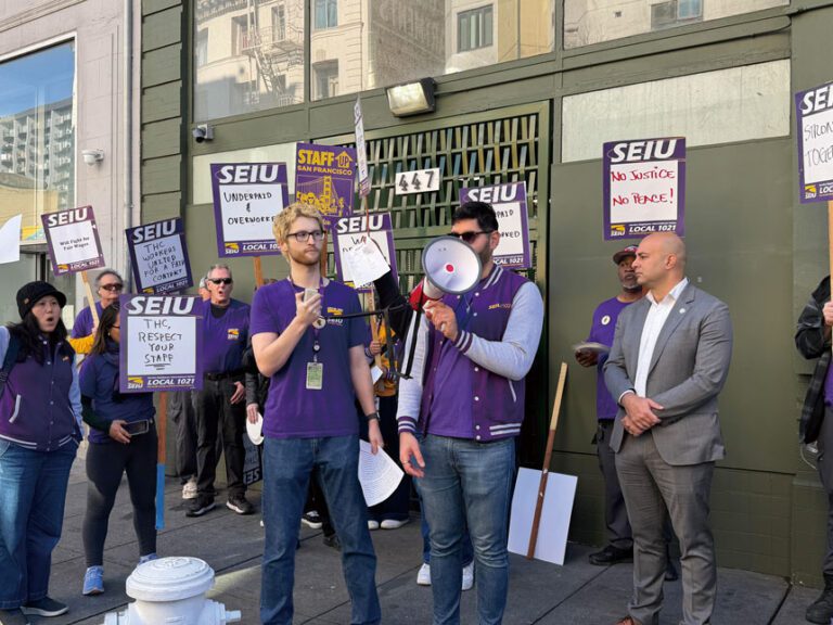 田德隆住房機構員工在總部外舉行集會，要求管理層正視前線員工的安全與待遇問題。記者蘇婕雅攝