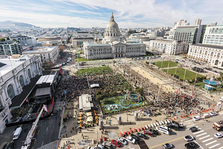 公眾在市政中心廣場出席為韋爾舉行的公開追思活動。Stephen Lam/三藩市紀事報/美聯社