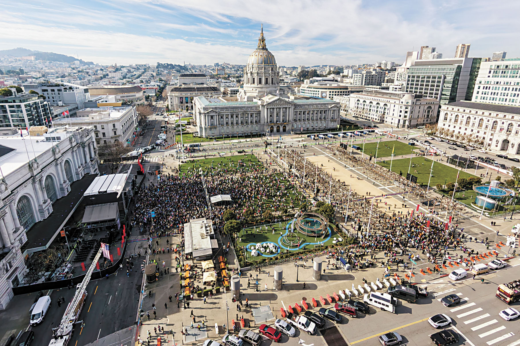 公眾在市政中心廣場出席為韋爾舉行的公開追思活動。Stephen Lam/三藩市紀事報/美聯社