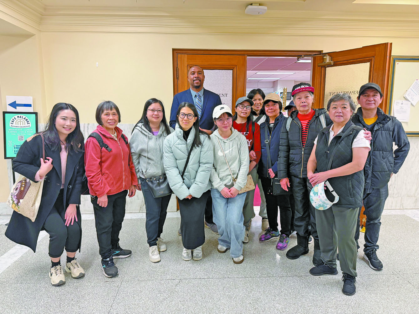 華裔社區民眾與布魯克特（後左一）合影。記者陳程威攝