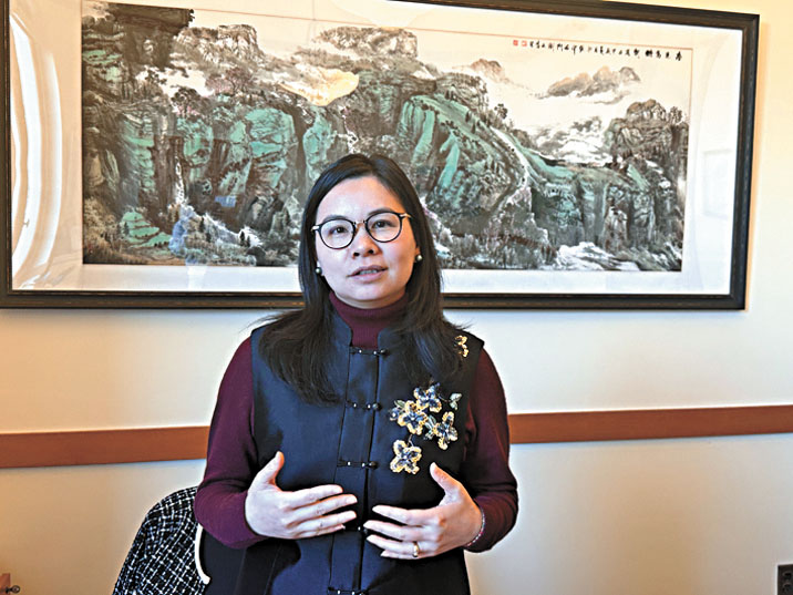 華裔市參事陳小焱接受本報專訪，分享上任一年來的立法成果。 記者陳程威攝