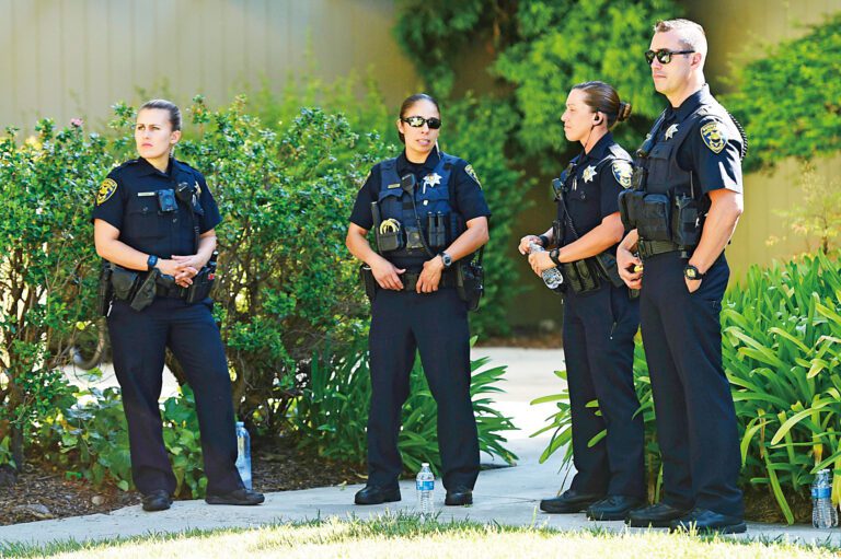 圖為辛尼維爾警員在一宗車禍肇事嫌犯住所外。美聯社資料圖片