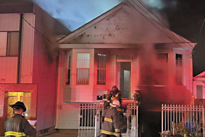 消防員在民宅火警現場。三藩市消防局