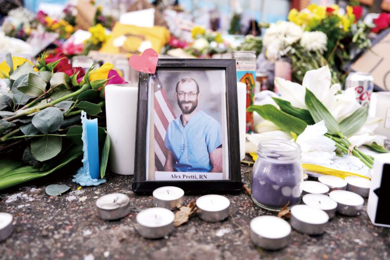 明州護士普雷蒂周末遭邊境巡邏隊人員擊斃街頭。周一仍有民眾在現場悼念。美聯社