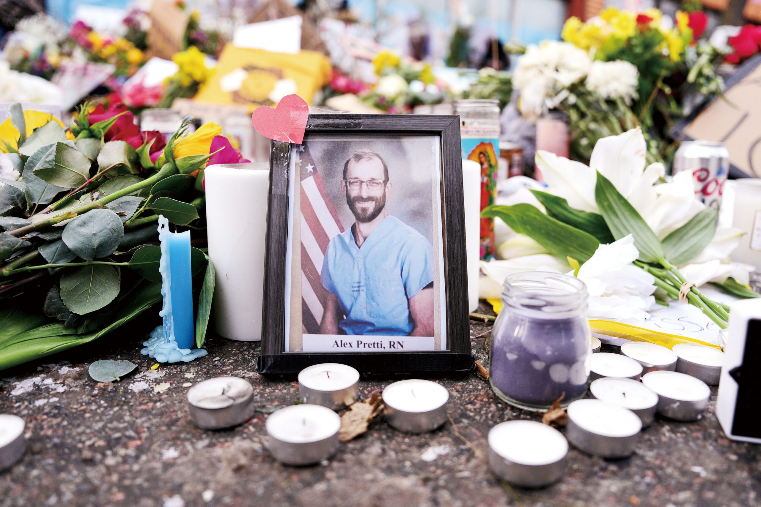 明州護士普雷蒂周末遭邊境巡邏隊人員擊斃街頭。周一仍有民眾在現場悼念。美聯社