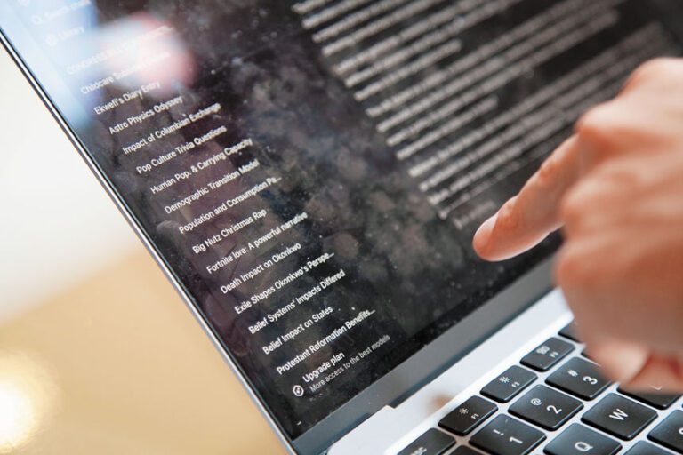 Common Sense Media與OpenAI宣布合作推動提案，保護兒童免受網上的陪伴型聊天機器人危害。美聯社資料圖