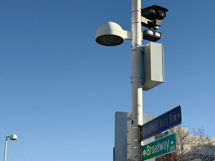 屋崙街頭，自動化車牌測速相機監控超速車輛。 記者陳程威攝