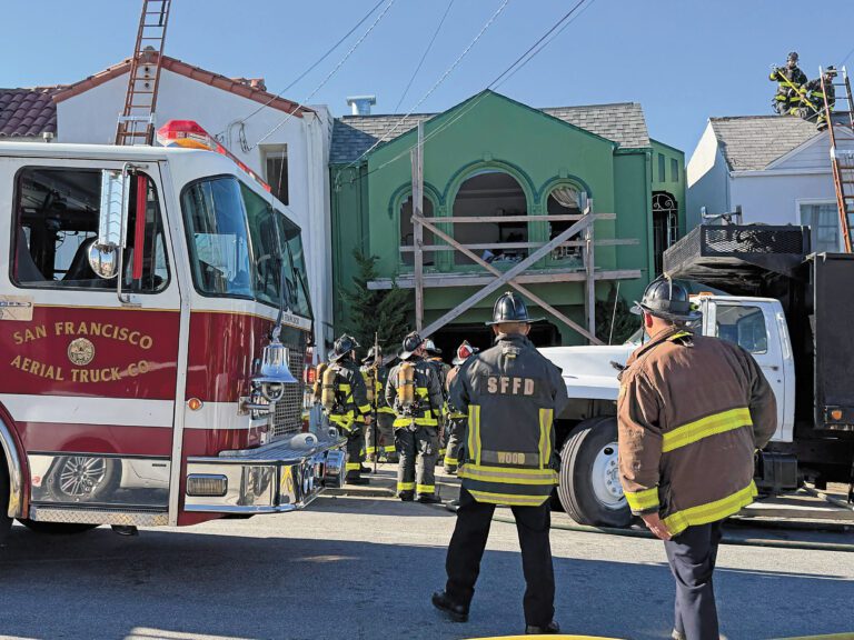 日落區第21大道一幢正在進行外牆油漆工程的綠色住宅13日中午發生火警，多輛消防車及大批消防員到場灌救。記者蘇婕雅攝