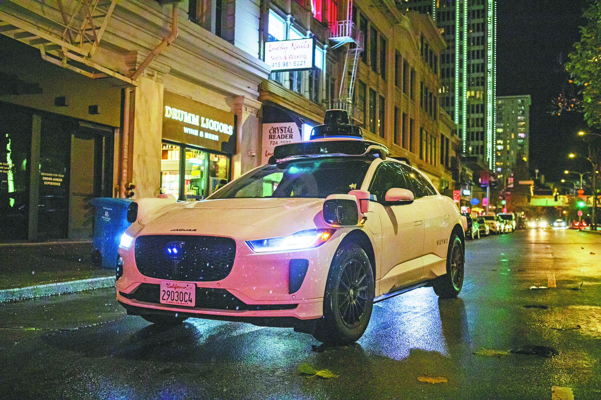 有三藩市居民發現Waymo無人車會停在路邊免費停車位。美聯社資料圖片