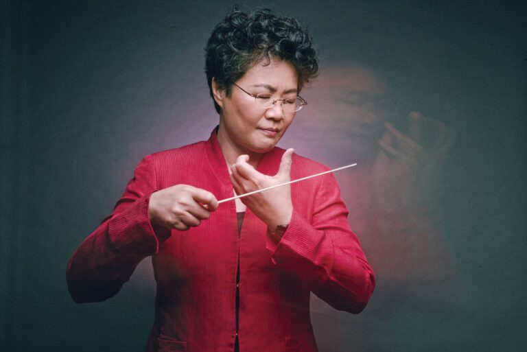 指揮陳美安。三藩市交響樂團