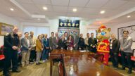 三藩市中華總商會2026年農曆新年節慶啟動記者會，市參事、公共安全部門代表及主辦單位成員齊聚，與馬年吉祥物合影。記者蘇婕雅攝
